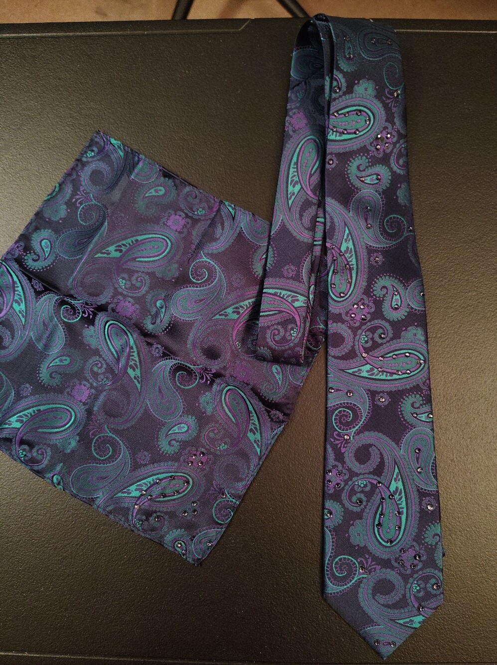 New! Dark Purple/Teal Paisley Tie W/Marching Pocket Square And Purple Rhinestone